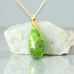 Peridoot Olivijn edelsteen hanger groene orgonite kettig hanger Handgemaakt sieraad met goud details