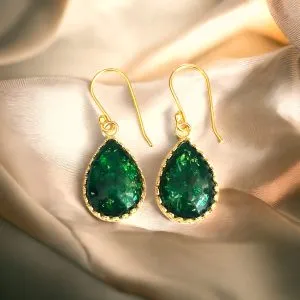 Handgemaakte orgonite oorbellen met smaragd en goud – Artisan Gifts spirituele sieraden.