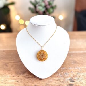 Metatron Golden Healer hanger 35 mm edelsteen orgonite hanger met goud op model