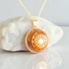 Luxe handgemaakte orgonite hanger 25mm in 24 karaat goud met barnsteen en citrien edelstenen.