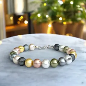 Mallorca parel armband 8mm in pastelkleuren wit grijs groen geel beige roze met zilveren sluiting.