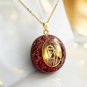 Maria Magdalena orgonite hanger met rozenkwarts maria kristal en 24 karaat goud