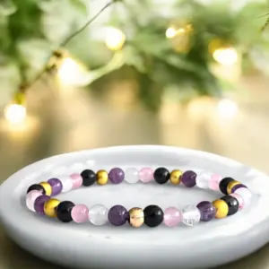 handgemaakte armband van 6mm Amethist, Bergkristal, Rozenkwarts en zwarte Shungiet kralen met gouden details op juwelierselastiek.