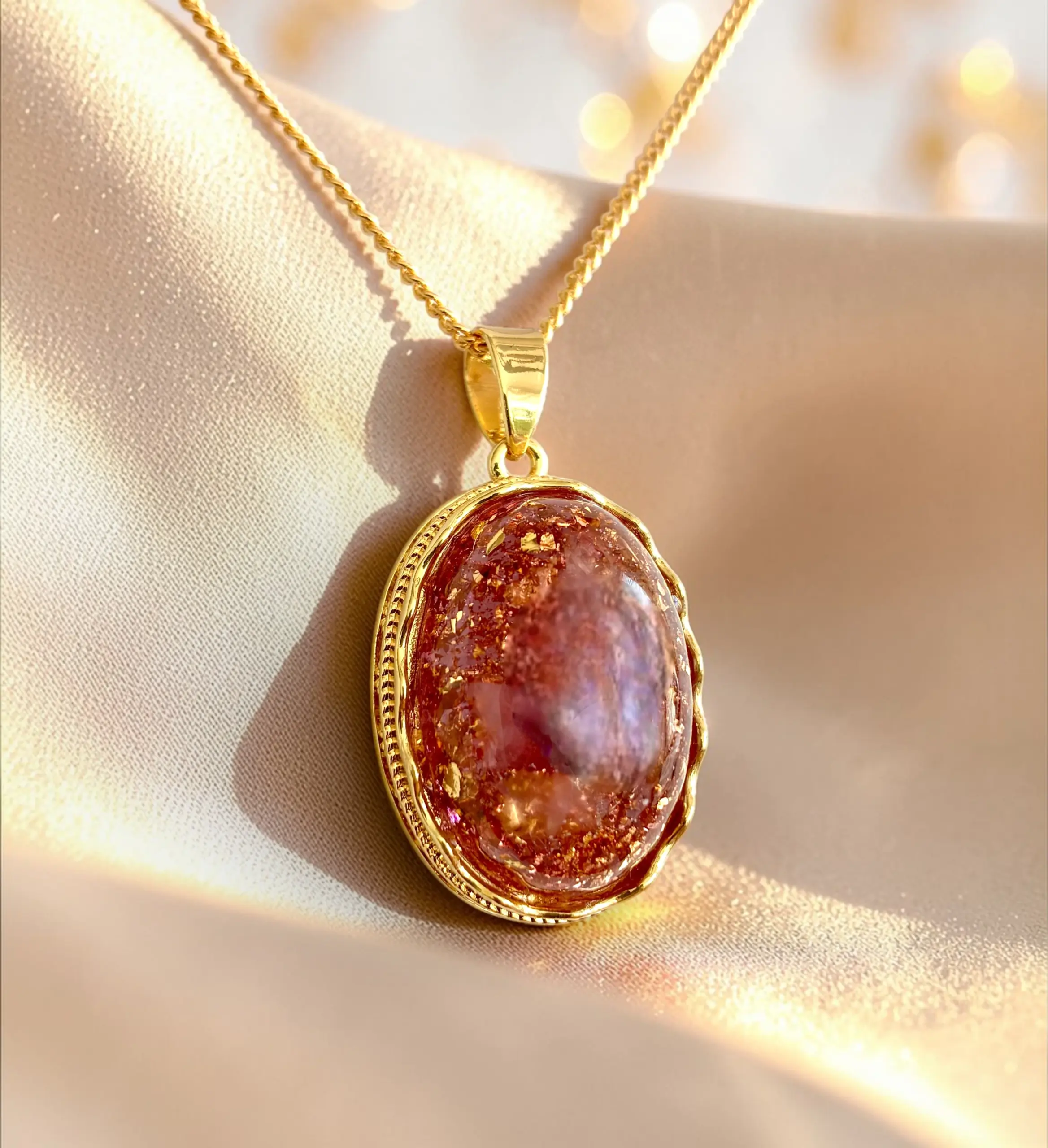 Luxe handgemaakte paarse Orgonite hanger met Gouden Driehoek edelstenen en 24k bladgoud op zijde in het atelier van Artisan Gifts