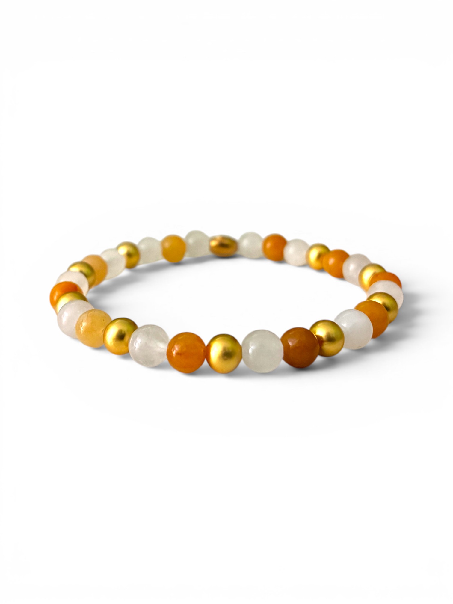 Handgemaakte edelsteen armband van Artisan Gifts met zonnig gele topaas kralen, serene witte jade en subtiele vergulde details.