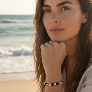 model draagt een shungiet armband yin yang met seleniet zonnesteen en goud