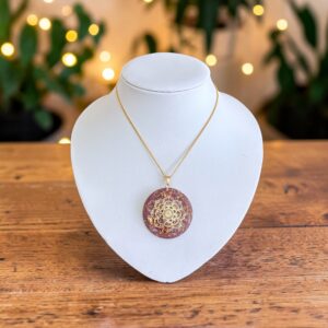 Angel Aura orgonite ketting hanger met Lotus symbool op display