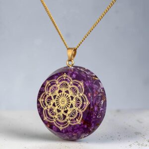 Orgonite hanger Violette vlam met Amethist 24 karaat goud, zilver koper en messing