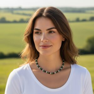 Smaragd Shungiet Seleniet edelsteen ketting gedragen door model