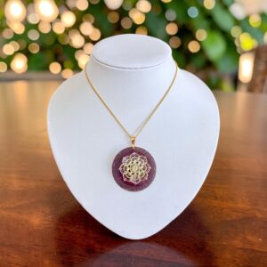 Violet Flame Orgonite hanger met Charoïet Violette vlam op model