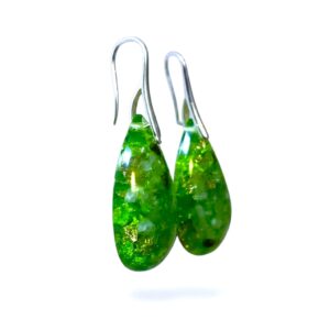 Handgemaakte orgonite oorhangers met peridoot, zilver & Cosmic Light Essence. Versterk je hartenergie, stimuleer innerlijke groei en bescherm je aura.