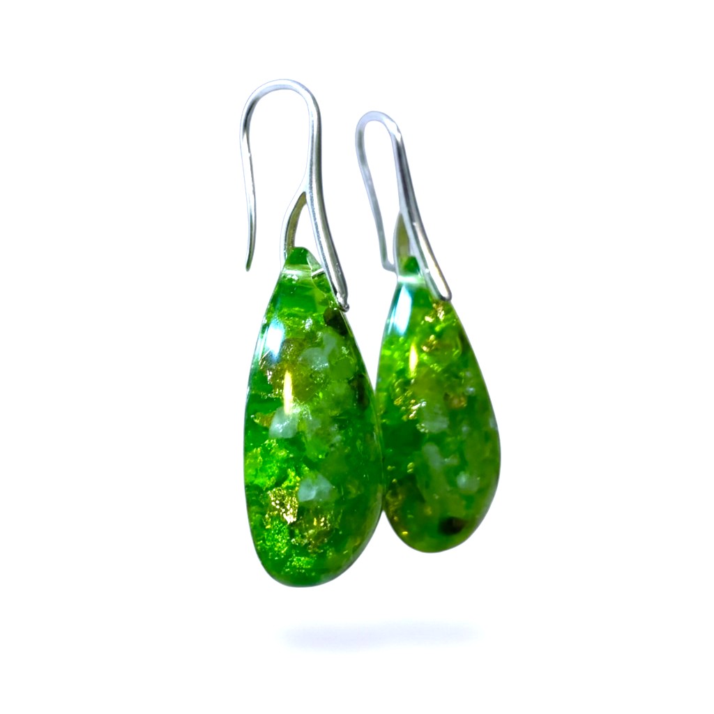 Handgemaakte orgonite oorhangers met peridoot, zilver & Cosmic Light Essence. Versterk je hartenergie, stimuleer innerlijke groei en bescherm je aura.