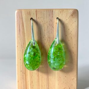 Handgemaakte orgonite oorhangers met peridoot, zilver & Cosmic Light Essence. Versterk je hartenergie, stimuleer innerlijke groei en bescherm je aura.