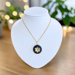 Tanzaniet Saffier edelsteen hanger met Metatron symbool op model
